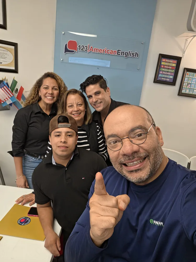 Estudiantes y el Dr. Juan Carlos Yañez en el salón de 123 American English, Katy TX